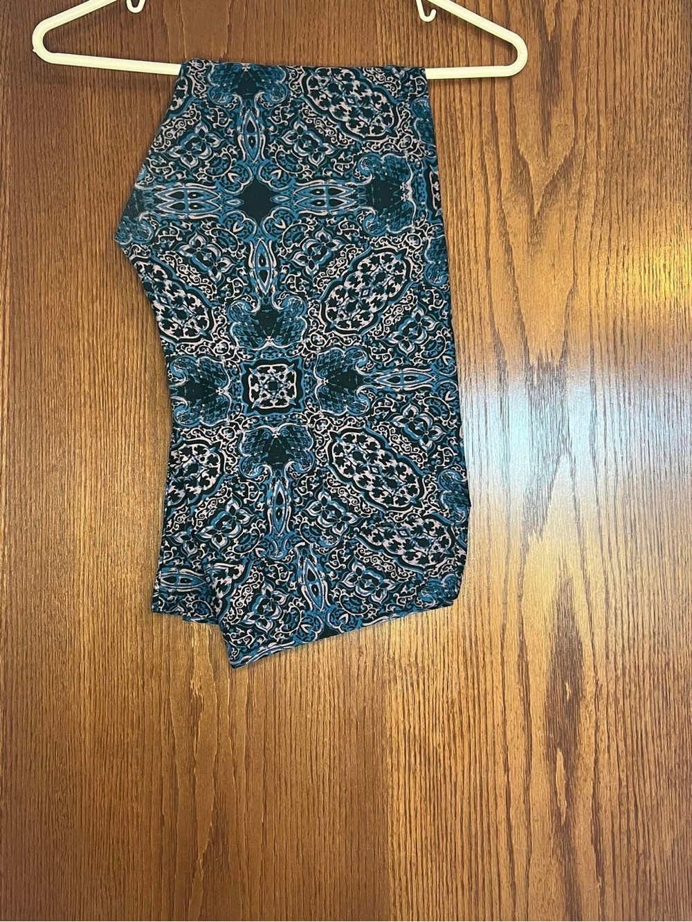 LuLaRoe Teal and Black Paisley Leggings